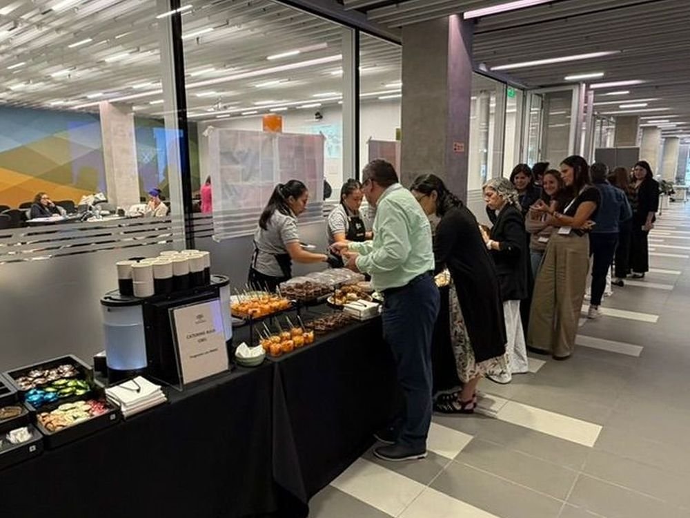 Servicio de catering montado en el hall de una empresa, con personal de DAF atendiendo